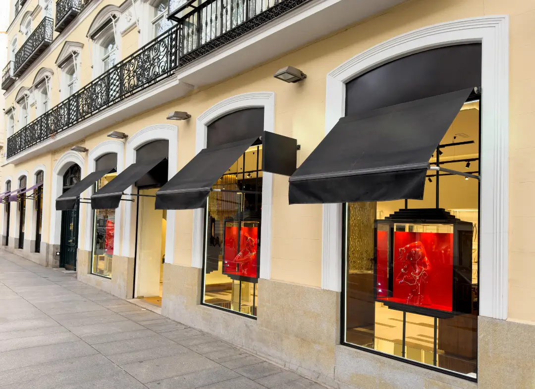 Façade vitrine de magasin en aluminium sur mesure à La Baule-Escoublac